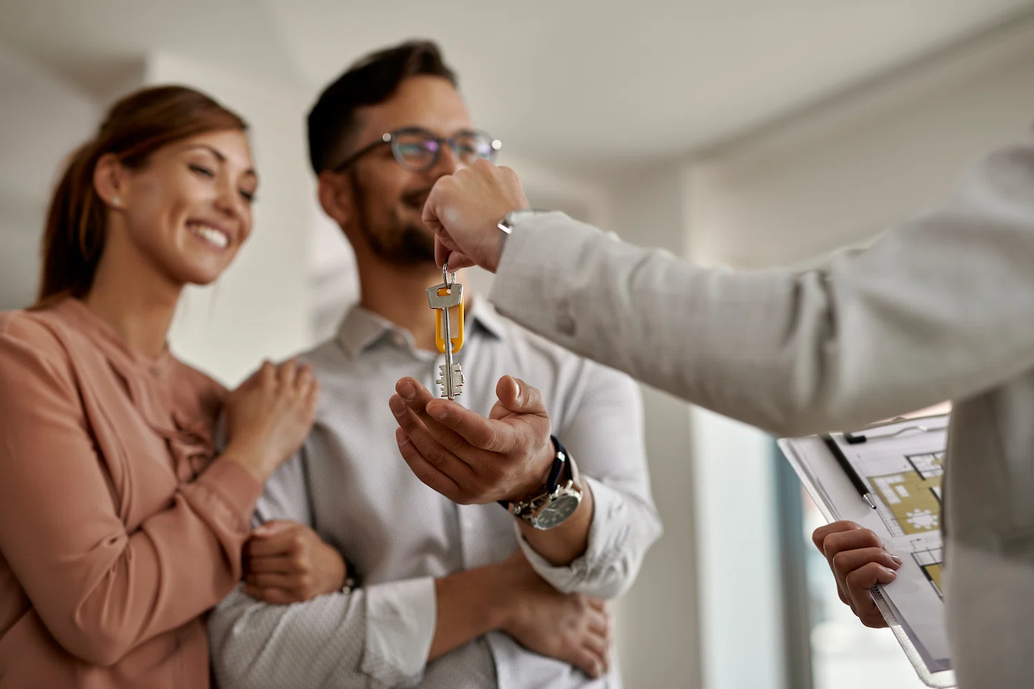 Corretor entregando as chaves de um imóvel — setor atendido pela contabilidade para imobiliárias no RS
