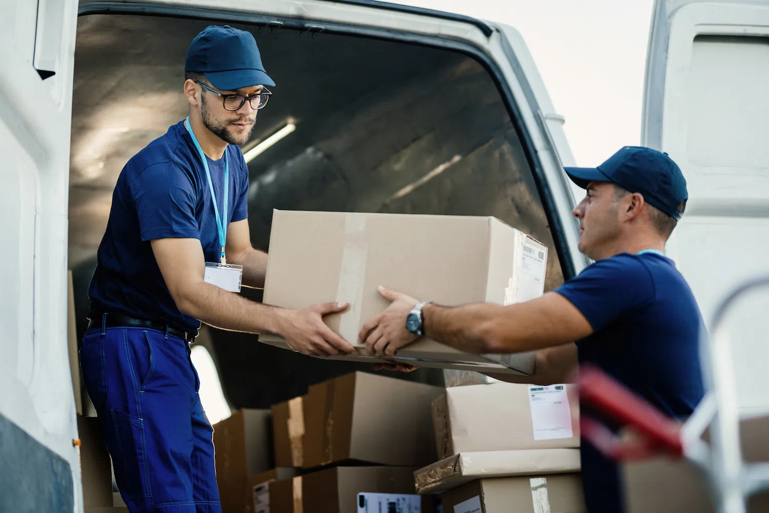 Equipe de logística transportando encomendas — setor atendido pela contabilidade para logística no RS